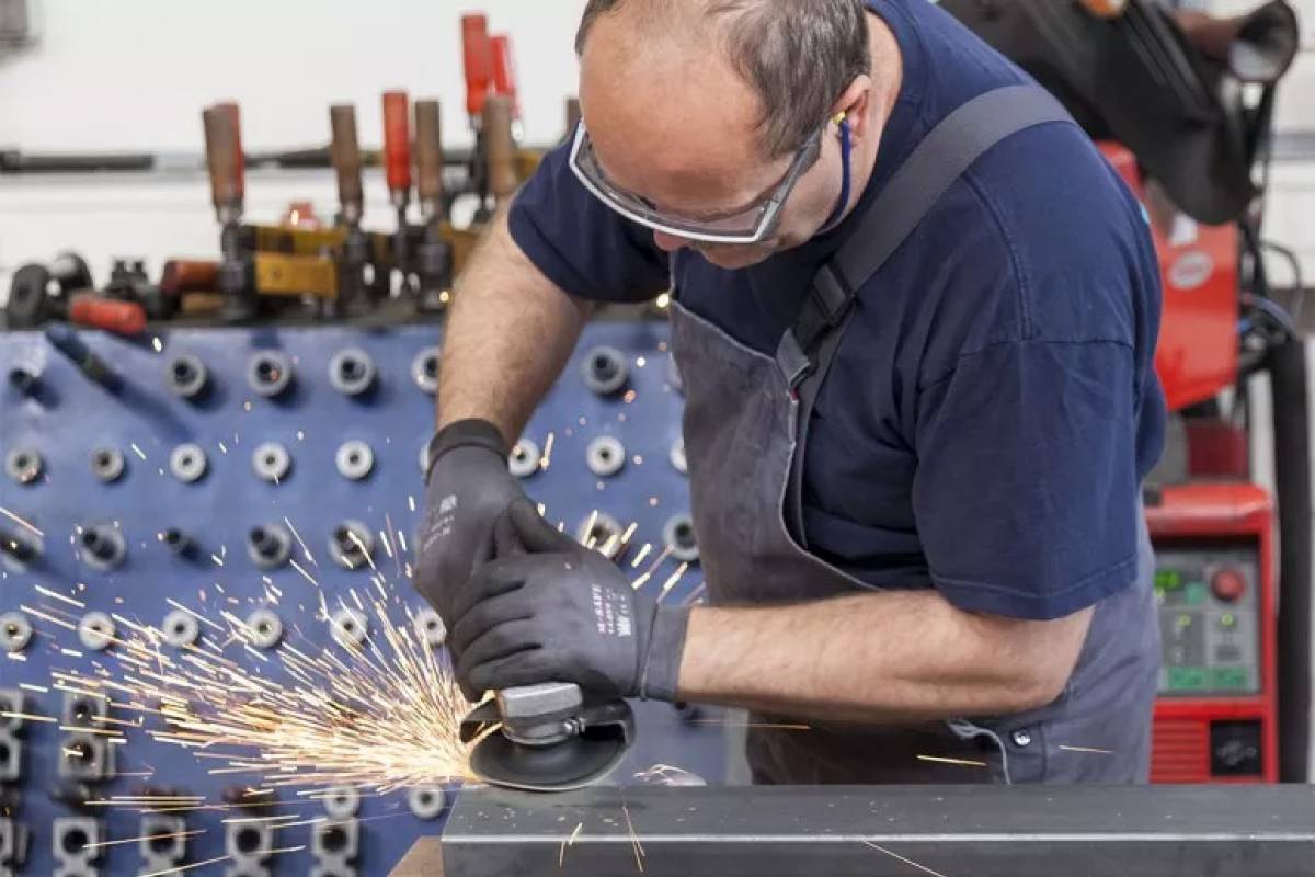 Contract manufacturing - the advantages and disadvantages Cover