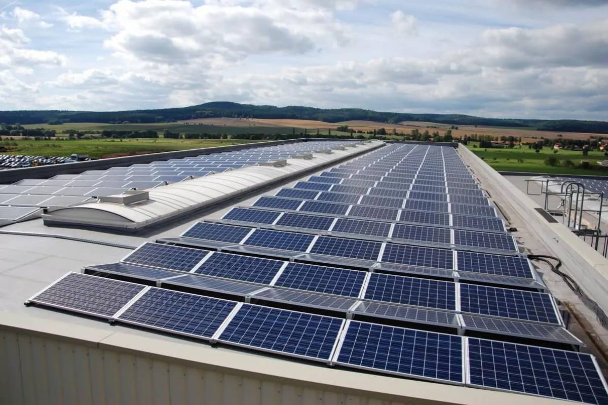 Nachhaltigkeit und CO2-Reduktion: Innovative Lösungen bei Maschinen- und Produktionsanpassungen Cover